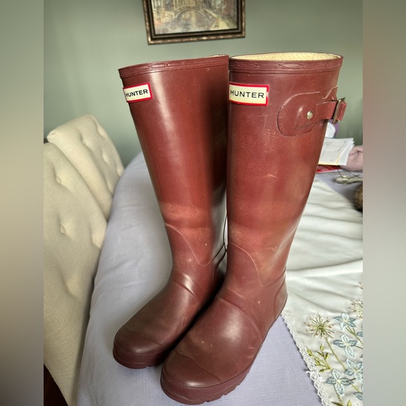 Hunter Shoes - Tall Hunter Rain boots. Ladies Size 7. Burgundy
